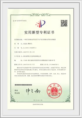 一种多芯转换光纤及用于生产多芯转换光纤的夹持装置