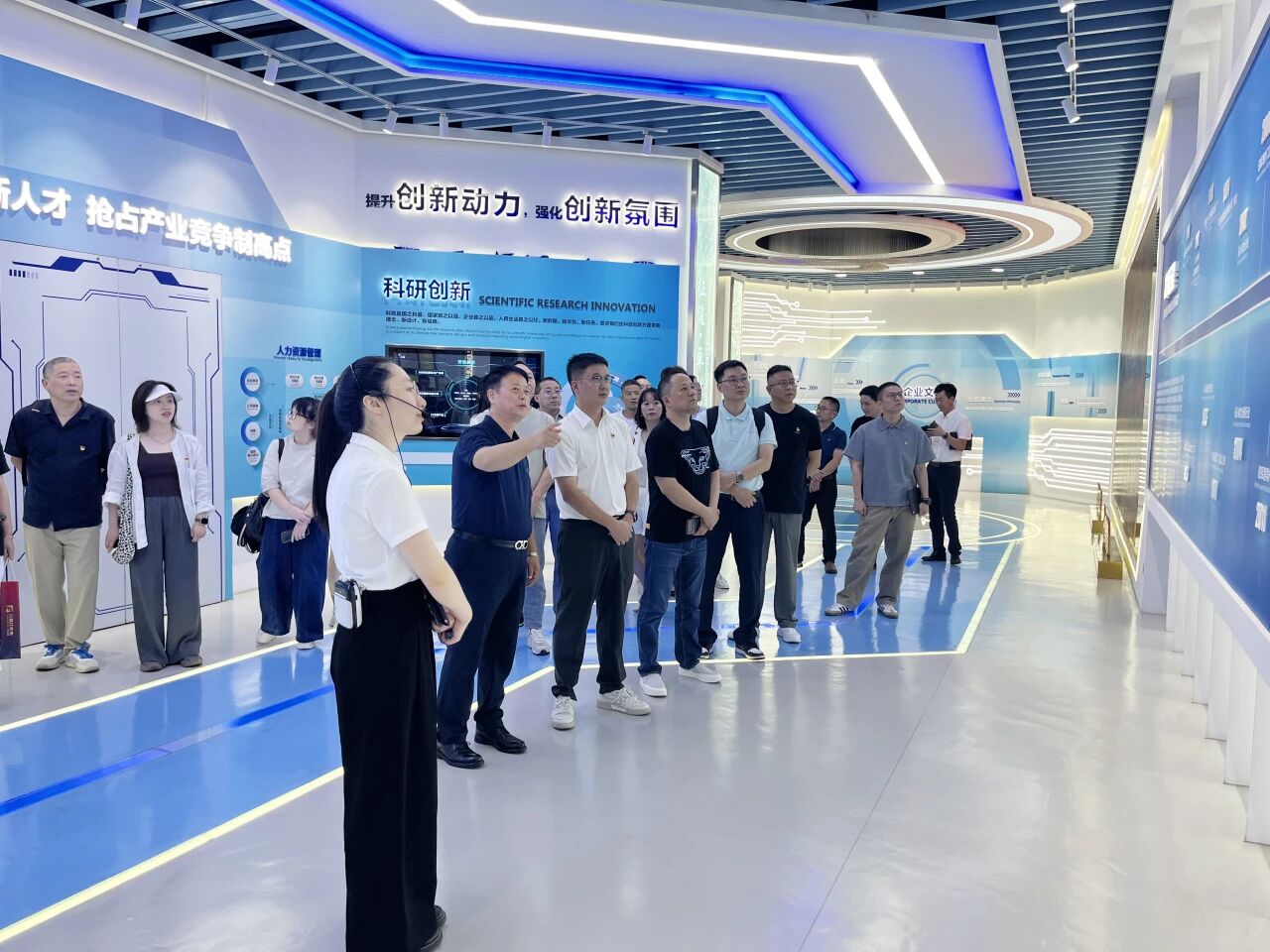 党员一行参观永鼎股份企业展厅